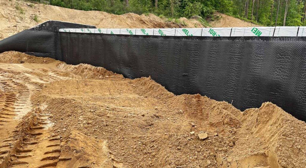 Etap przygotowywania zasypki gruntowej do wykonywania reprofilacji geometrycznej i następnie zagęszczenia sprzętem mechanicznym