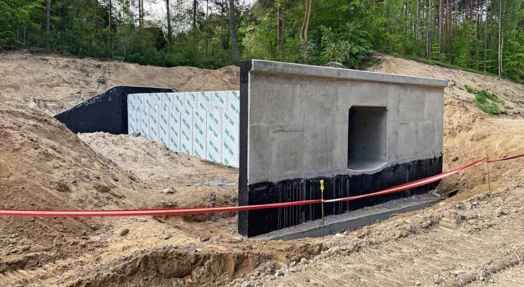 Ogólny widok głowicy przepustu po rozszalowaniu. Widoczne zabezpieczenie dolnej i bocznej strefy głowicy powłoką na bazie materiałów bitumicznych