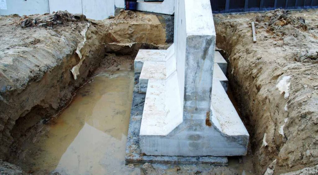 Szczegół wykonania konstrukcji skrzydła przepustu. Widoczny brak spójności geometrycznej skrzydła z płytą fundamentową