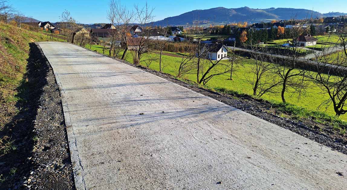 Droga betonowa w trudnych terenach górskich w gminie Łososina Dolna