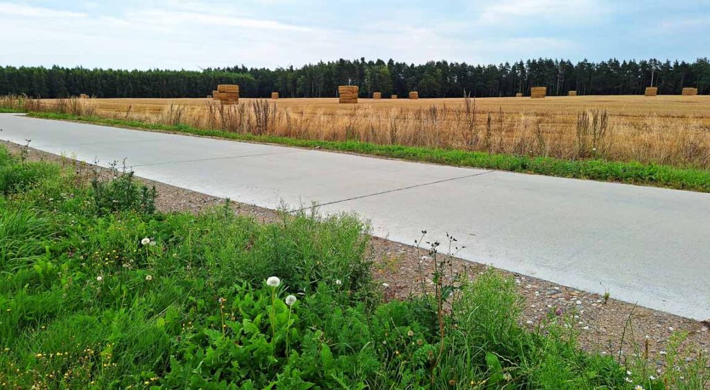 Droga betonowa w miejscowości Żochowo (gmina Potęgowo)