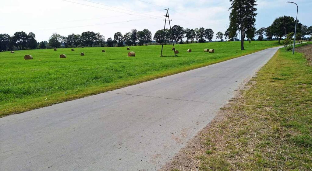 Droga betonowa w miejscowości Warcimino (gmina Potęgowo)