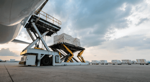 Powstanie dokumentacja kolejnego obiektu cargo dla Portu Polska, załadunek samolotu