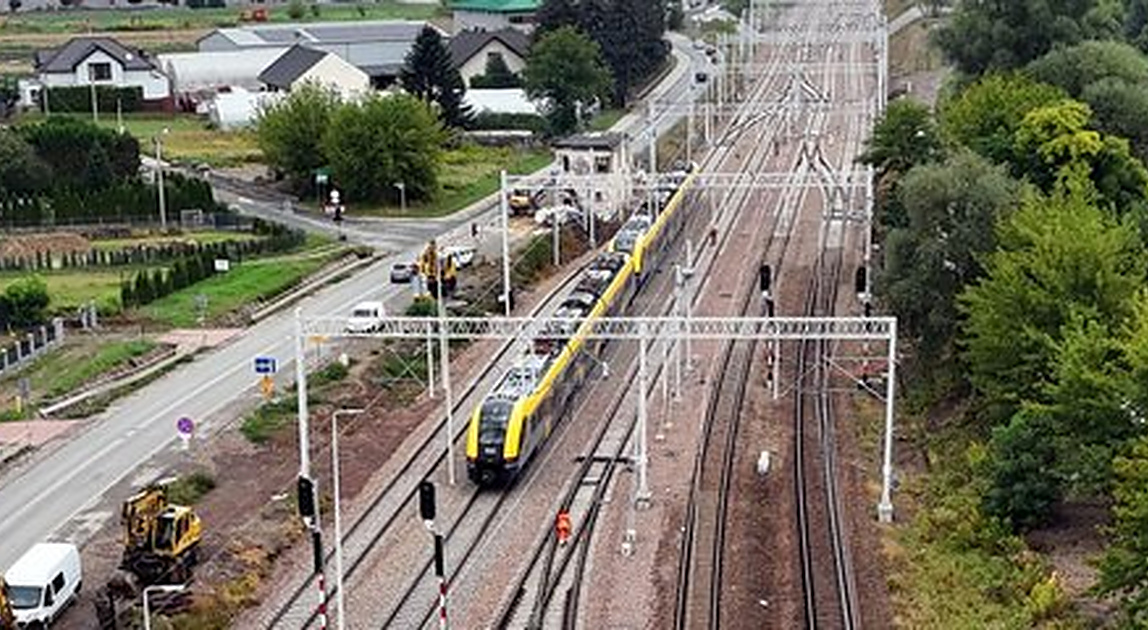 Pociąg na zmodernizowanych torach stacji Kraków Batowice