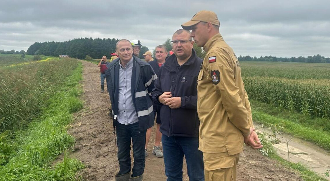 Kontrola wałów przeciwpowodziowych na Żuławach po intensywnych opadach