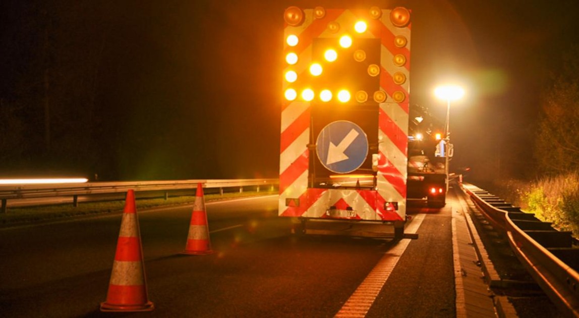 Nocne prace drogowe na S6 z pojazdem zabezpieczającym TMA