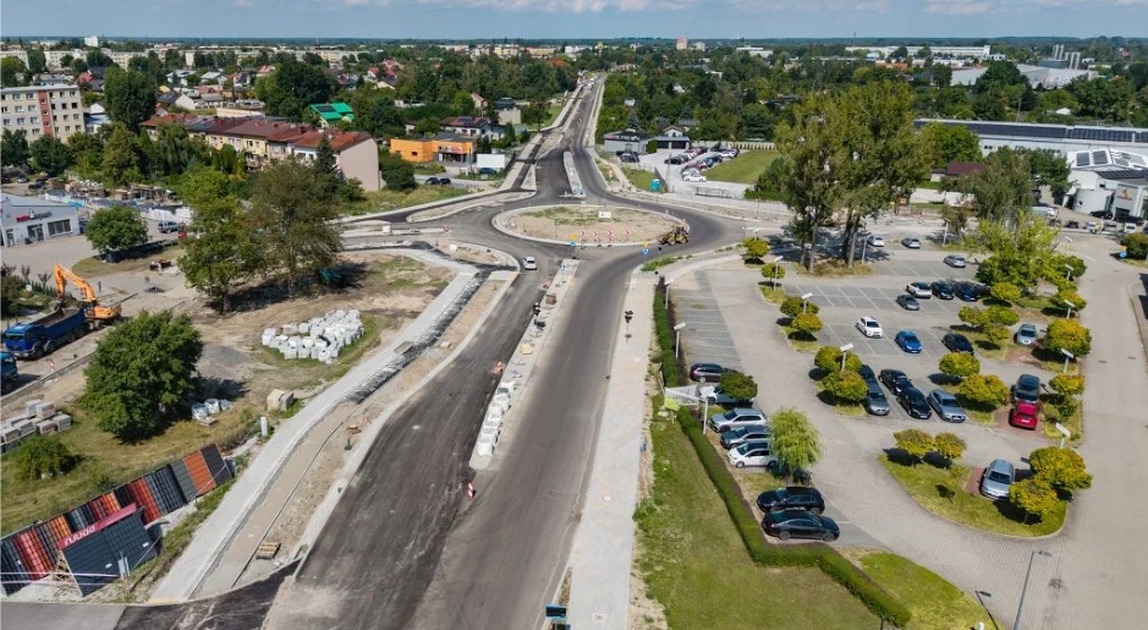 Budowane rondo na DW482 w Zduńskiej Woli widziane z drona
