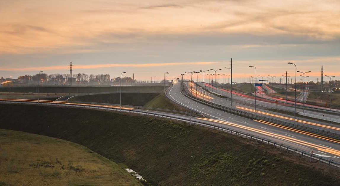 Autostrada A4 na terenie województwa śląskiego o zachodzie słońca