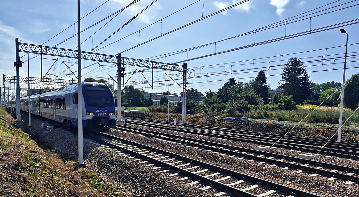 Pociąg na zmodernizowanej linii kolejowej nr 8 w Krakowie Batowicach