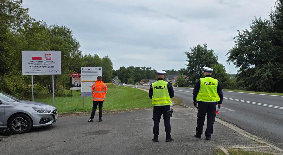 Policjanci i przedstawiciel GDDKiA podczas akcji Bezpieczna DK94 w Bolesławcu