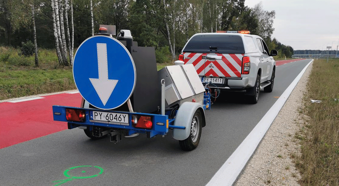 Samochód techniczny z ugięciomierzem dynamicznym FWD podczas badania nawierzchni drogi