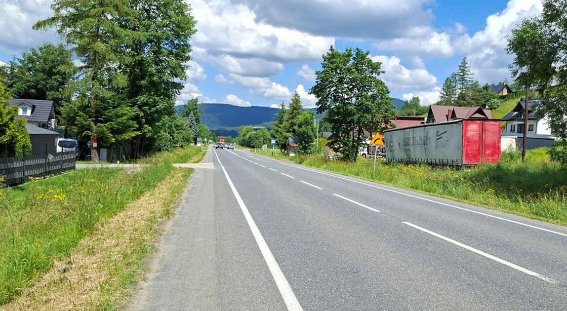 Droga krajowa nr 75 w Nowej Wsi przed budową chodnika i zatok autobusowych
