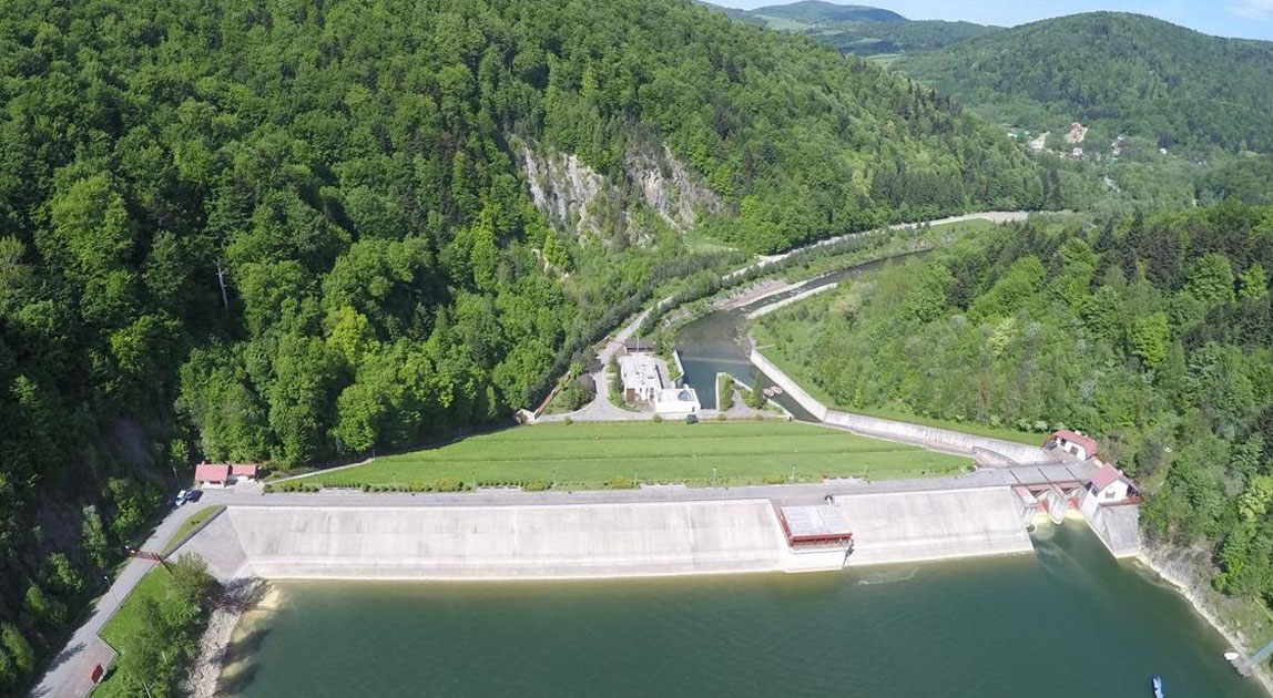 Zbiornik Klimkówka i zapora wodna widziane z lotu ptaka