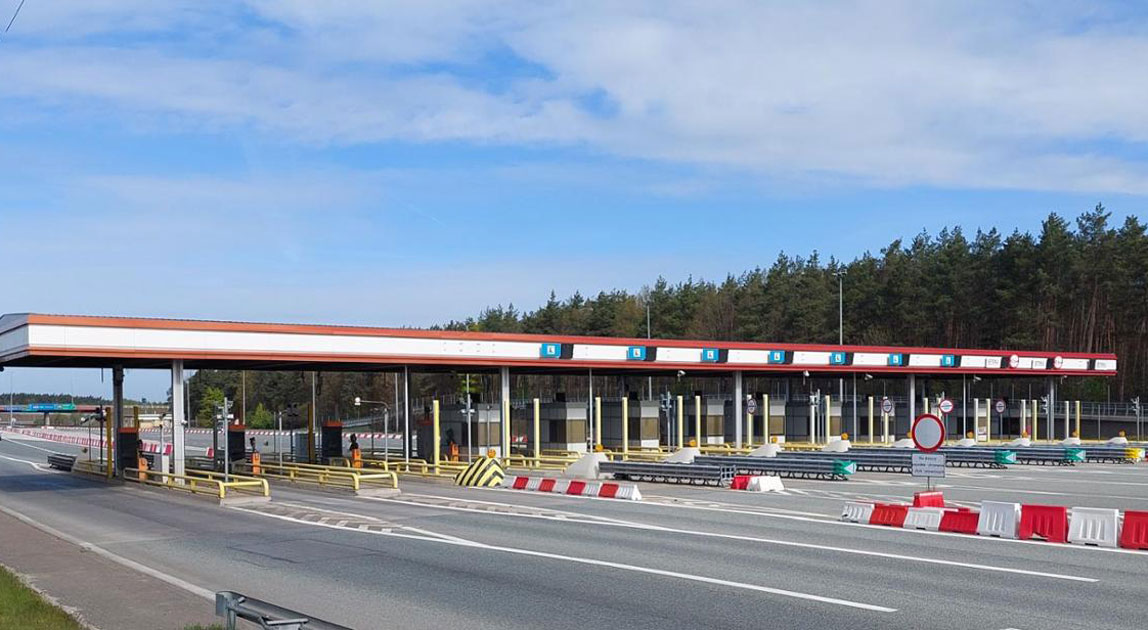 Nieczynne bramki w miejscu poboru opłat na wielkopolskim odcinku autostrady A2