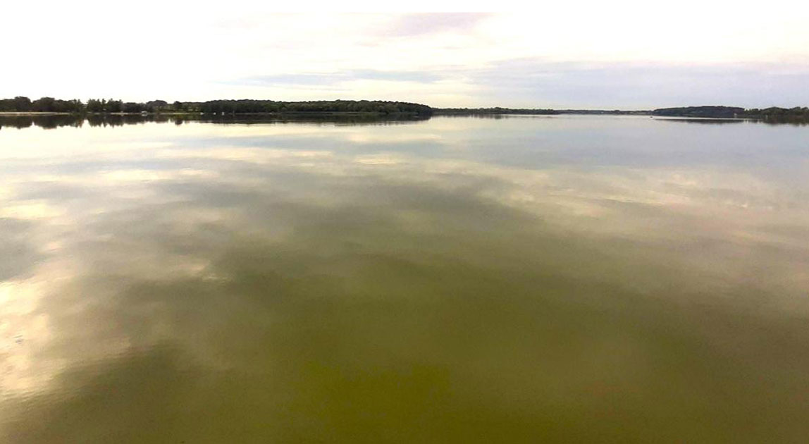 Panoramiczny widok na taflę zbiornika Łąka w Pszczynie