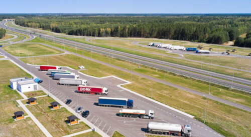 Widok z lotu ptaka na MOP Jeżowe i Podgórze przy drodze ekspresowej S19