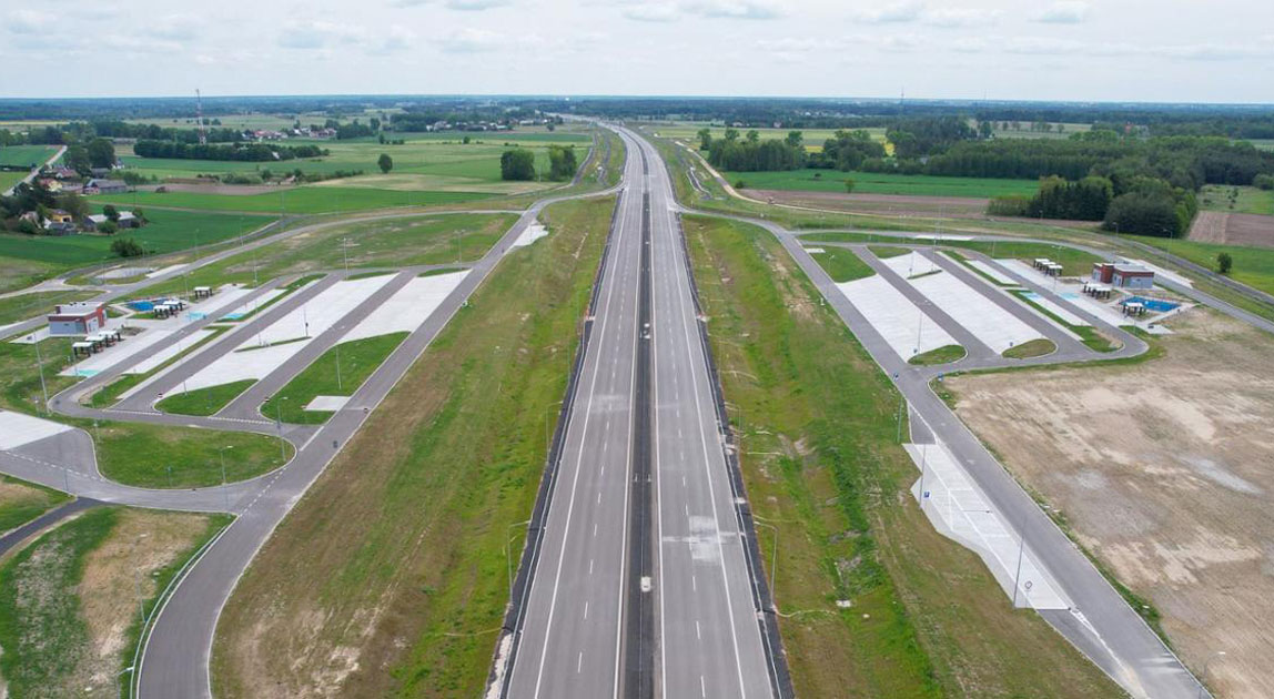 Widok z lotu ptaka na parę MOP-ów Sitnik po obu stronach autostrady A2