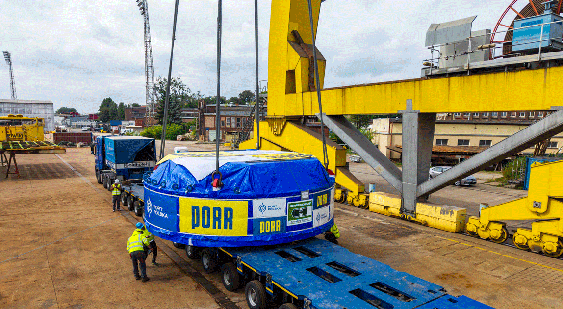 Załadunek głównego napędu tarczy TBM na platformę transportową w szczecińskiej stoczni