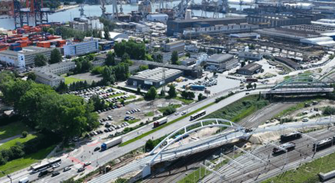 Widok z góry na nowy wiadukt kolejowy na stacji Gdynia Port
