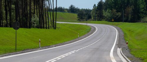 Fragment drogi krajowej biegnącej przez tereny zielone