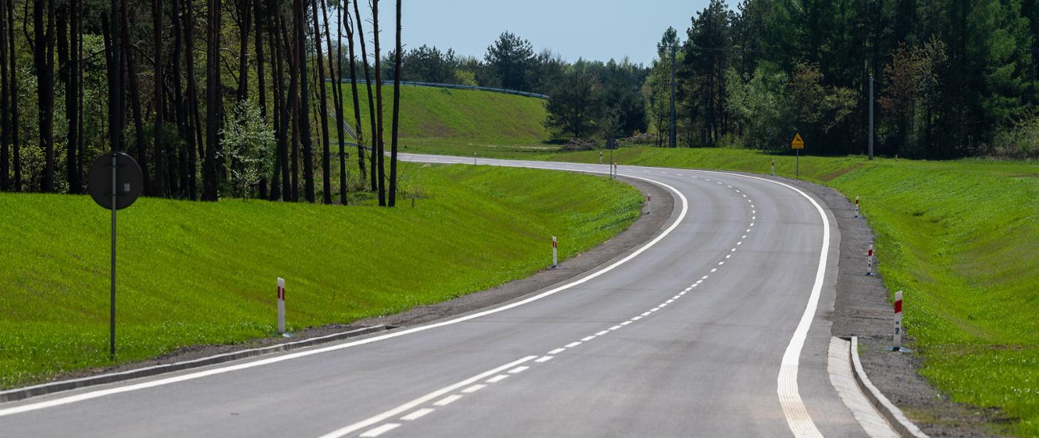 Fragment drogi krajowej biegnącej przez tereny zielone