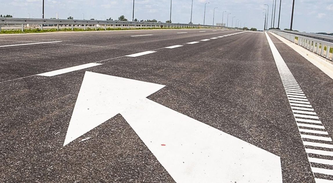 Fragment autostrady A4 z oznakowaniem kierunkowym i barierami ochronnymi