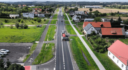 Walec drogowy zagęszczający nową nawierzchnię podczas przebudowy DK32 w Granowie