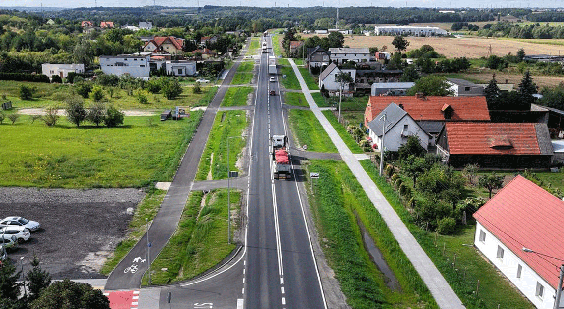 Walec drogowy zagęszczający nową nawierzchnię podczas przebudowy DK32 w Granowie