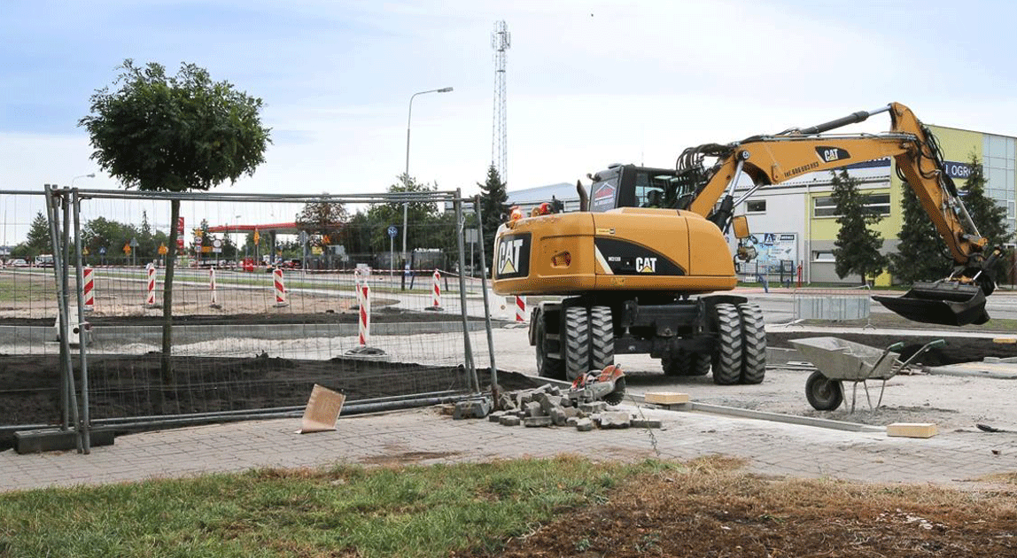 Koparka podczas przebudowy drogi lokalnej