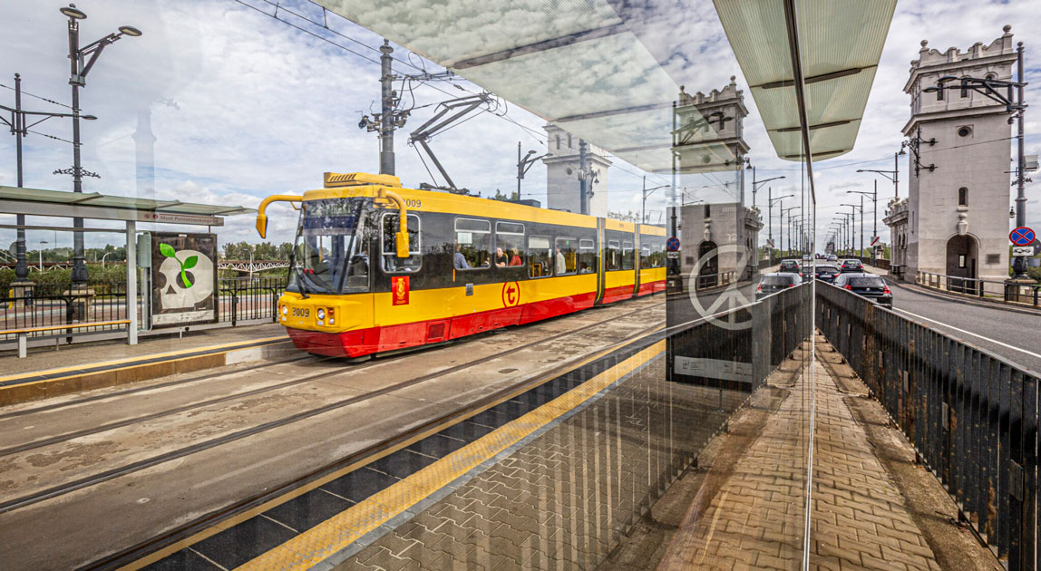 Tramwaj na przystanku Most Poniatowskiego w Warszawie