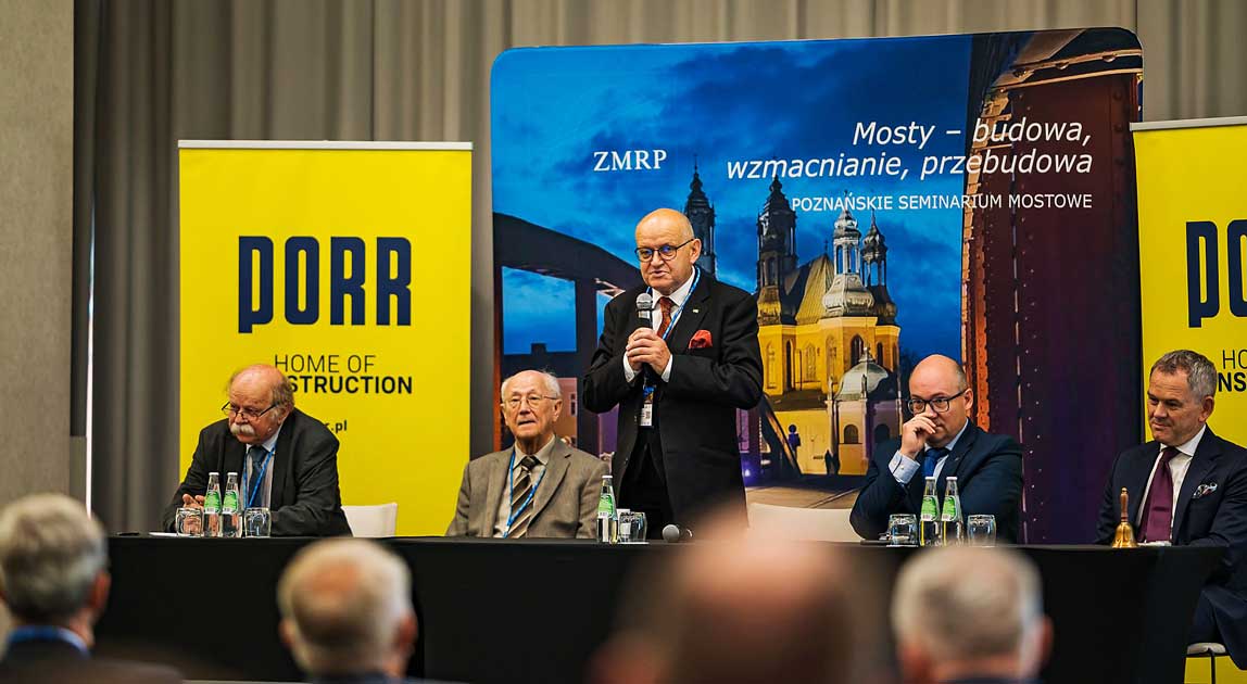 Prezydium otwarcia seminarium, przemawia prof. dr hab. inż. Adam Wysokowski