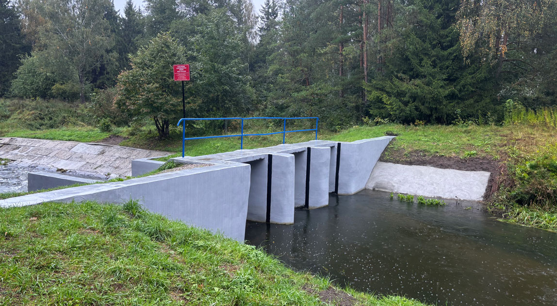 Wyremontowany jaz na Kanale Brożajckim w otoczeniu lasu
