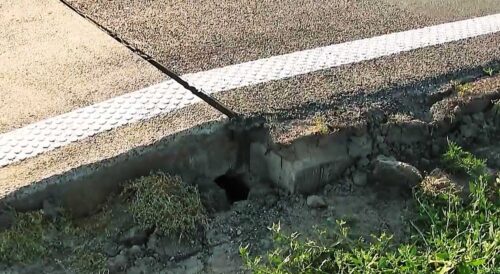 Uszkodzenie nawierzchni betonowej na drodze ekspresowej S17