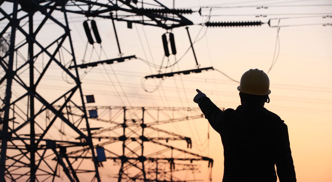 Pracownik przy infrastrukturze elektroenergetycznej