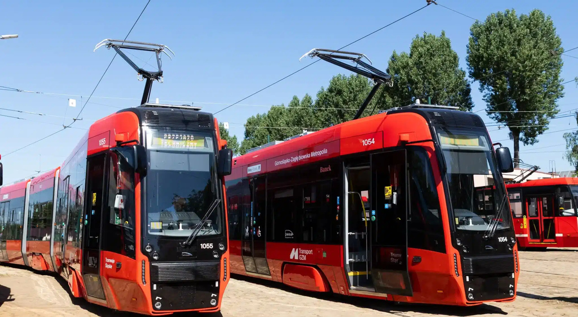 Dwa nowe tramwaje PESA należące do Tramwajów Śląskich