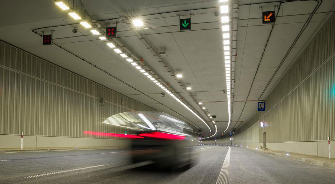 Samochód przejeżdżający przez tunel pod Ursynowem na drodze S2