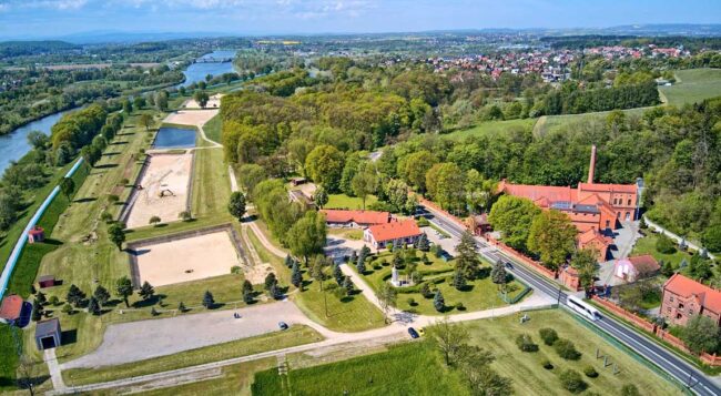 Widok z lotu ptaka na Zakład Uzdatniania Wody Bielany i teren wodonośny