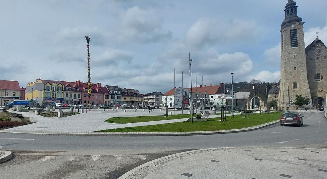 Rynek i bazylika w centrum Limanowej przy drodze krajowej nr 28