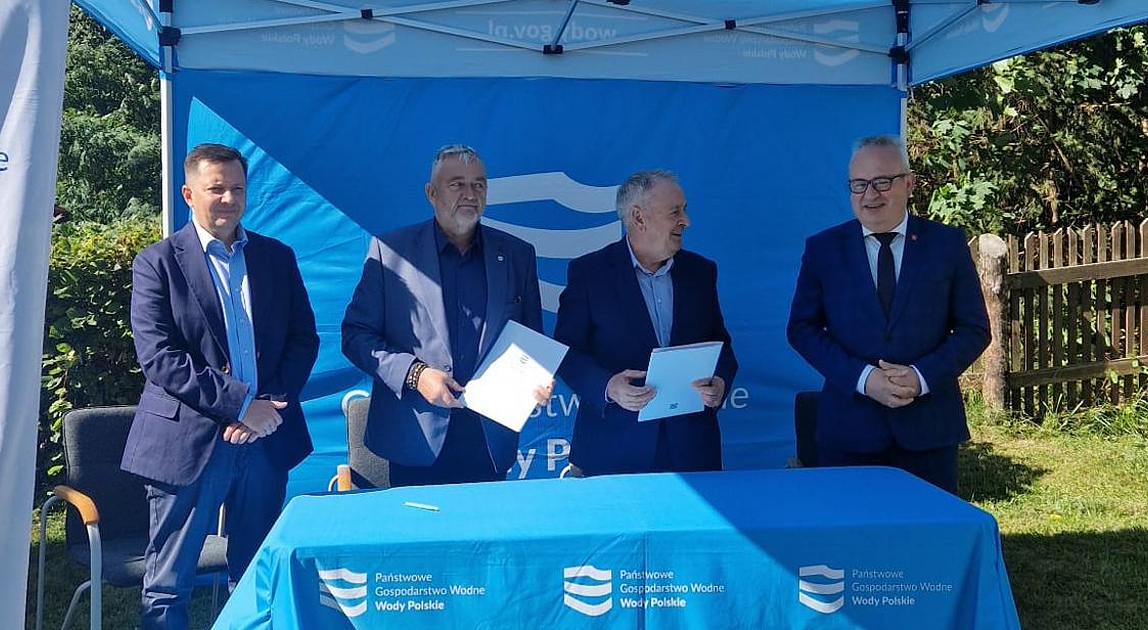 Podpisanie umowy na remont strażnicy wodnej Przewięź