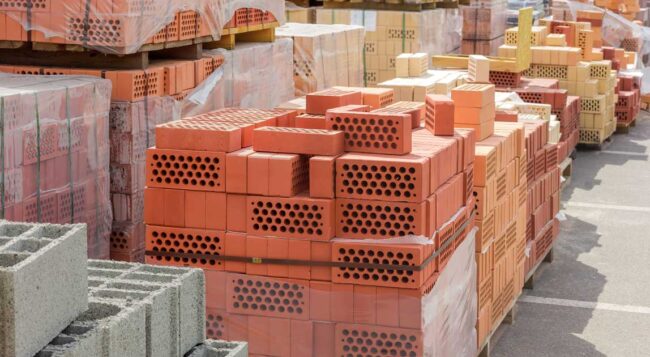 materiały budowlane na placu budowy