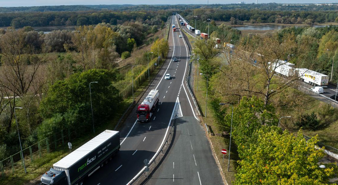 Przygraniczny odcinek DK2 w Świecku z ruchem samochodów ciężarowych
