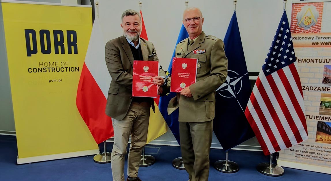 Podpisanie umowy pomiędzy Rejonowym Zarządem Infrastruktury we Wrocławiu reprezentowanym przez płk Roberta Wójcika oraz firmą PORR S.A. reprezentowaną przez Prezesa Zarządu Piotra Kledzika