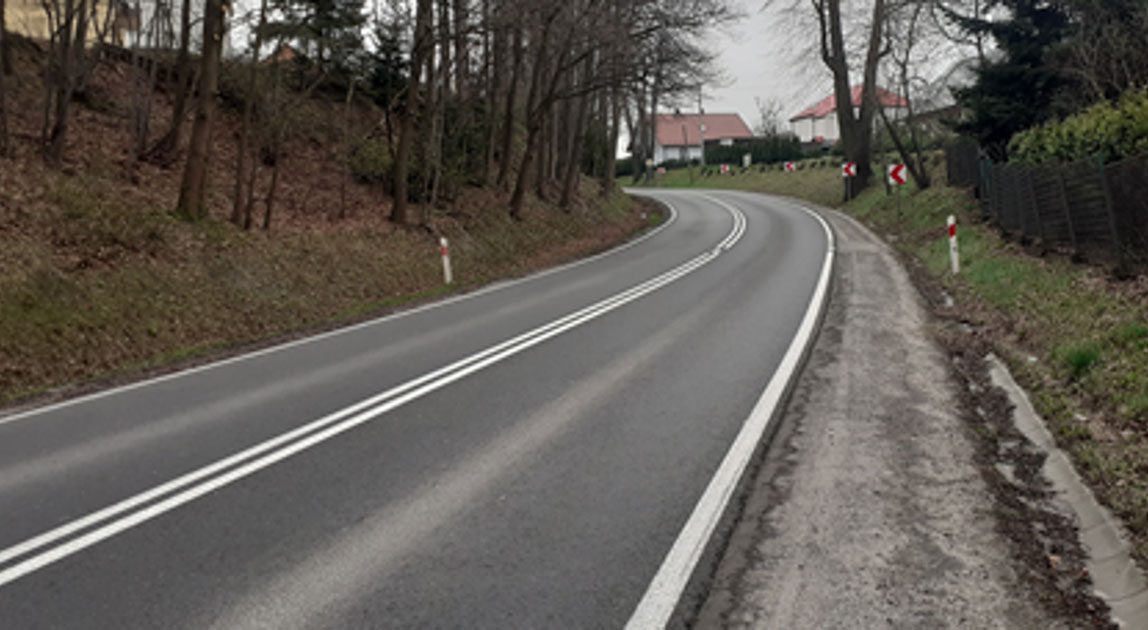 Pobocze drogi krajowej nr 44 w Jaśkowicach wykorzystywane przez pieszych