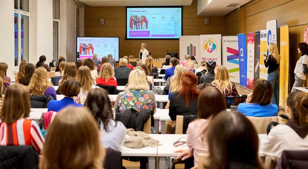 Uczestniczki programu MentoringF2F oraz zaproszeni goście podczas inauguracji programu