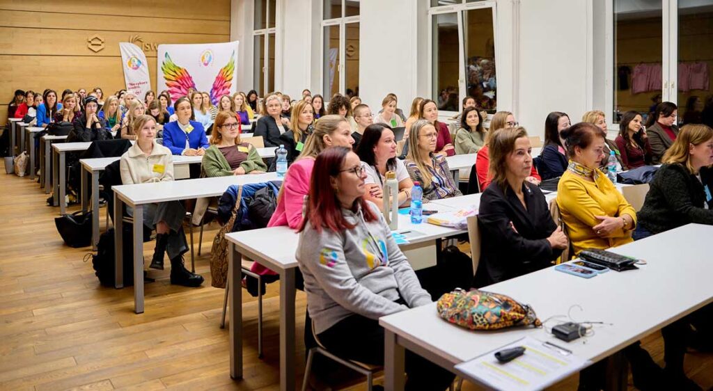 Uczestniczki programu MentoringF2F oraz zaproszeni goście podczas inauguracji programu