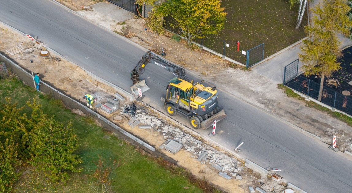 Roboty przy budowie trasy pieszo-rowerowej wzdłuż modernizowanej drogi wojewódzkiej nr 268