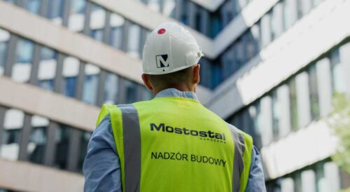 Mostostal Warszawa – pracownik przed siedzibą spółki budowlanej