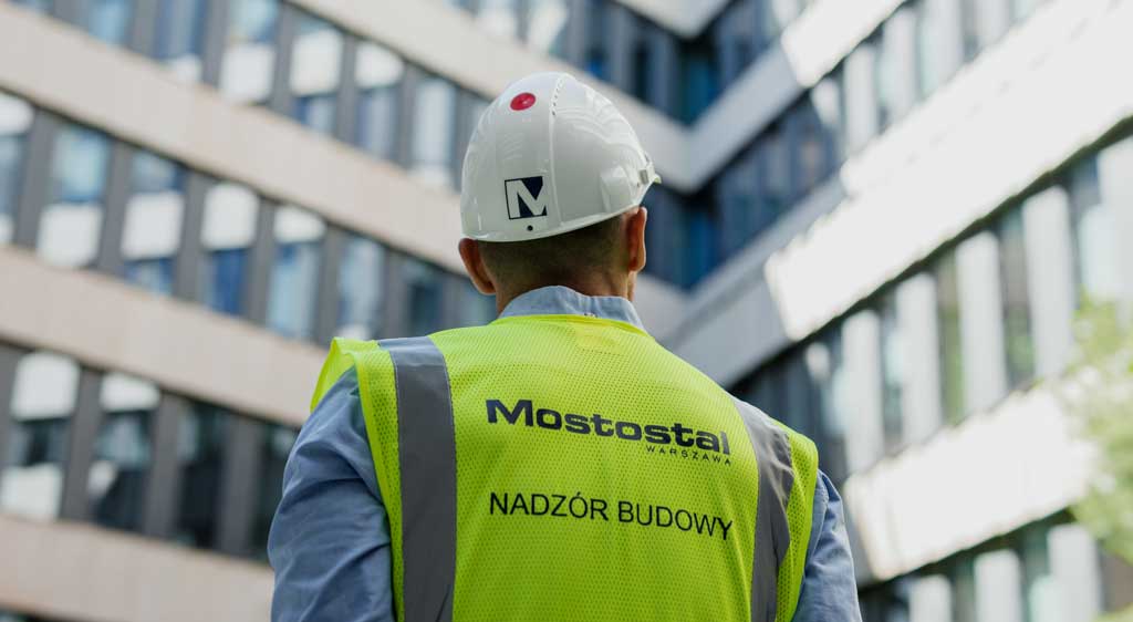 Mostostal Warszawa – pracownik przed siedzibą spółki budowlanej