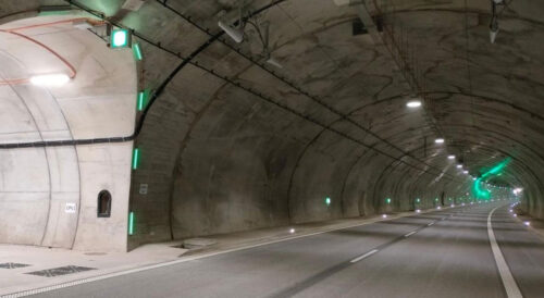 Wnętrze tunelu TS-26 na S3 z niszą bezpieczeństwa i oznakowaniem ewakuacyjnym