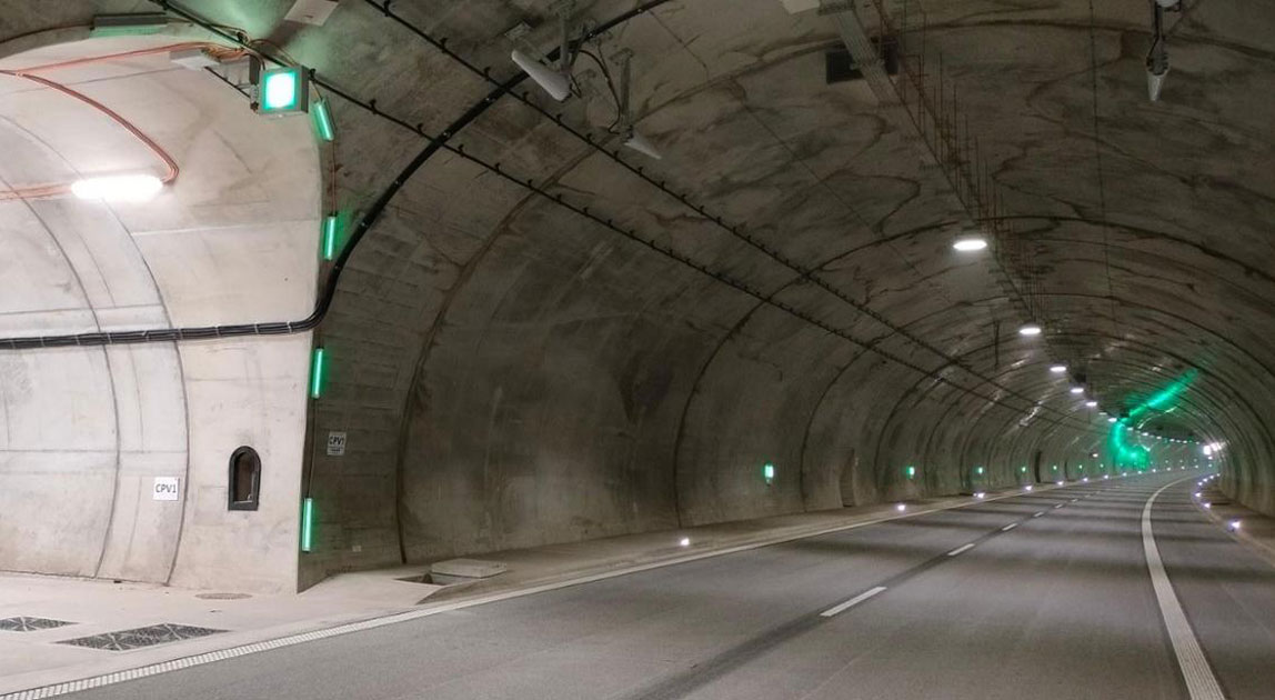 Wnętrze tunelu TS-26 na S3 z niszą bezpieczeństwa i oznakowaniem ewakuacyjnym
